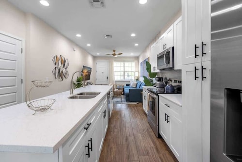 Beautiful 4BR Home w/ Modern Design