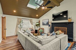 Tv, bordsfotboll, böcker och kontor