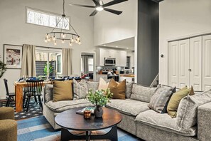 Tv, bordsfotboll, böcker och kontor