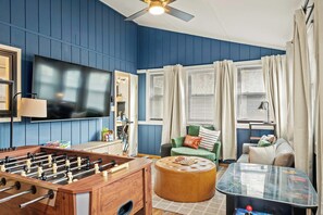 Fernseher, Tischfußball, Bücher, Arbeitsbereiche