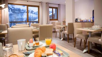 Apartment | Dining