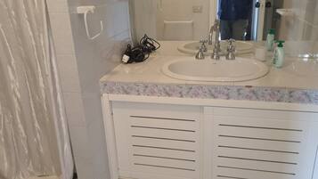 Dusche, Haartrockner, Bidet, Handtücher