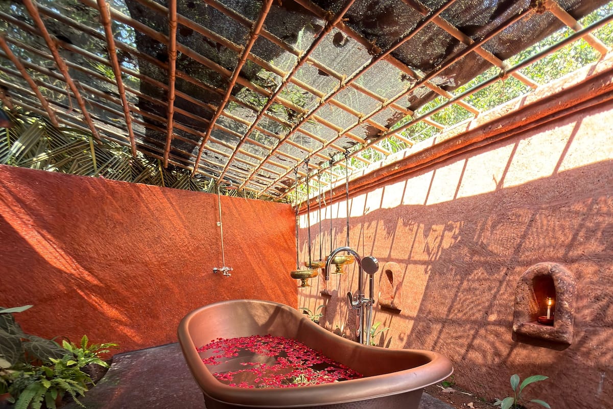 Royal Room, 1 Katil Raja (King), Patio, Garden View | Tab spa persendirian