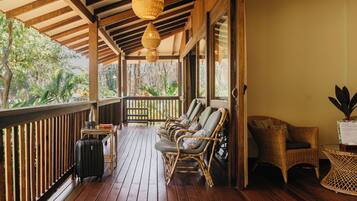 أسرّة بإسفنج يتكيف مع شكل الجسم ومأكولات ومشروبات مجانية في الميني بار