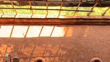 Rom – royal, 1 kingsize-seng, terrasse, hageutsikt | Baderomsfasiliteter | Dusj, regndusjhode, hårføner og tøfler