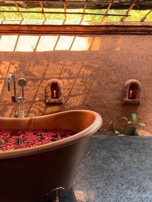 皇家客房, 1 张特大床, 露台, 花园景观 | 浴室服务设施 | 淋浴设施、大花洒淋浴喷头、吹风机、拖鞋