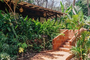 Luxury Cottage, 1 King Bed, Valley View, Garden Area - Mojigao Eco Resort (Assagao)