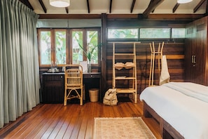 Chambre royale, 1 très grand lit, patio, vue sur le jardin | Lit avec matelas en mousse à mémoire