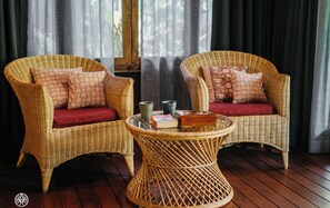 Memory-foam beds, free minibar items, in-room safe - Mojigao Eco Resort (Assagao)