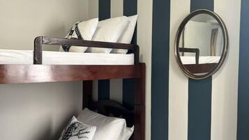 3 habitaciones, escritorio, tabla de planchar con plancha y wifi gratis