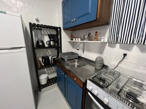 Frigorífico, microondas, horno y placa de cocina