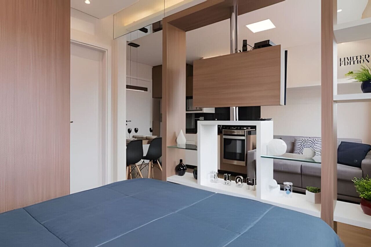 Escrivaninha, ferros/tábuas de passar roupa, berço de viagem