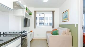 Geladeira, micro-ondas, fogão, cooktop