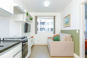 Geladeira, micro-ondas, fogão, cooktop