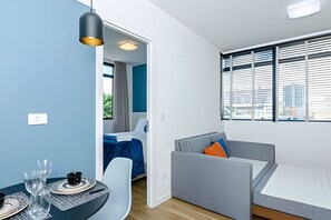 1 slaapkamer, een bureau, een strijkplank/strijkijzer, reisbedje