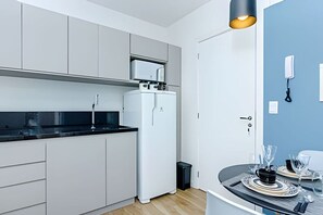 Kühlschrank, Mikrowelle, Herdplatte, Wasserkocher mit Kaffee-/Teezubehör