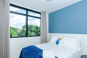 1 quarto, escrivaninha, ferros/tábuas de passar roupa, berço de viagem