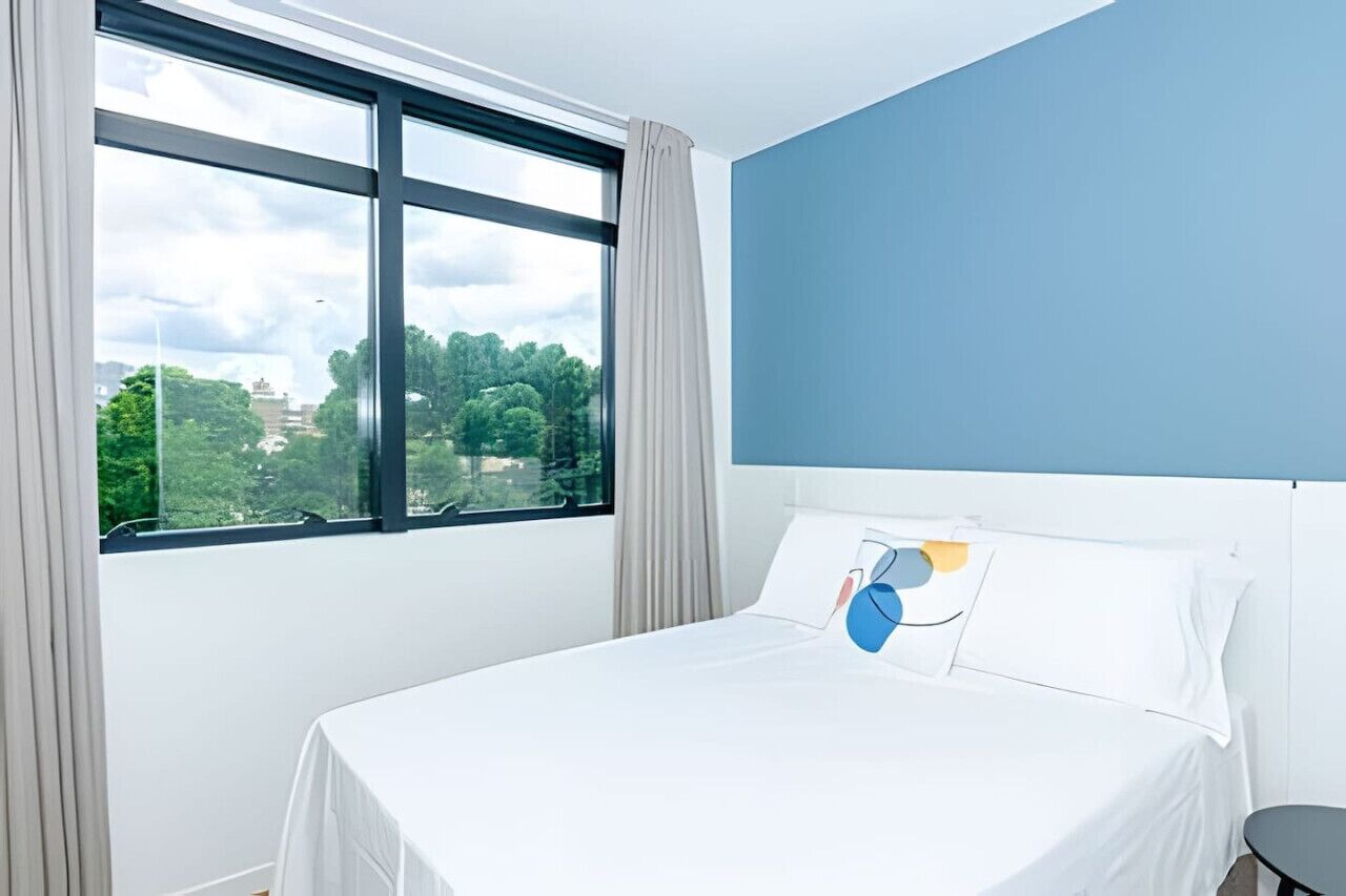 1 quarto, escrivaninha, ferros/tábuas de passar roupa, berço de viagem