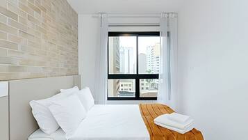 1 makuuhuone, työpöytä, silitysrauta/-lauta, vauvan matkasänky