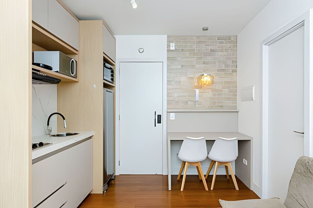 Jääkaappi, mikroaaltouuni, liesi, kahvin-/teenkeitin