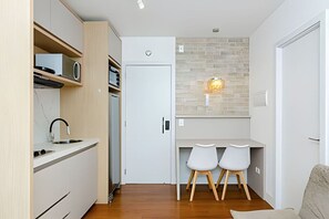 Réfrigérateur, micro-ondes, plaque de cuisson, cafetière/bouilloire