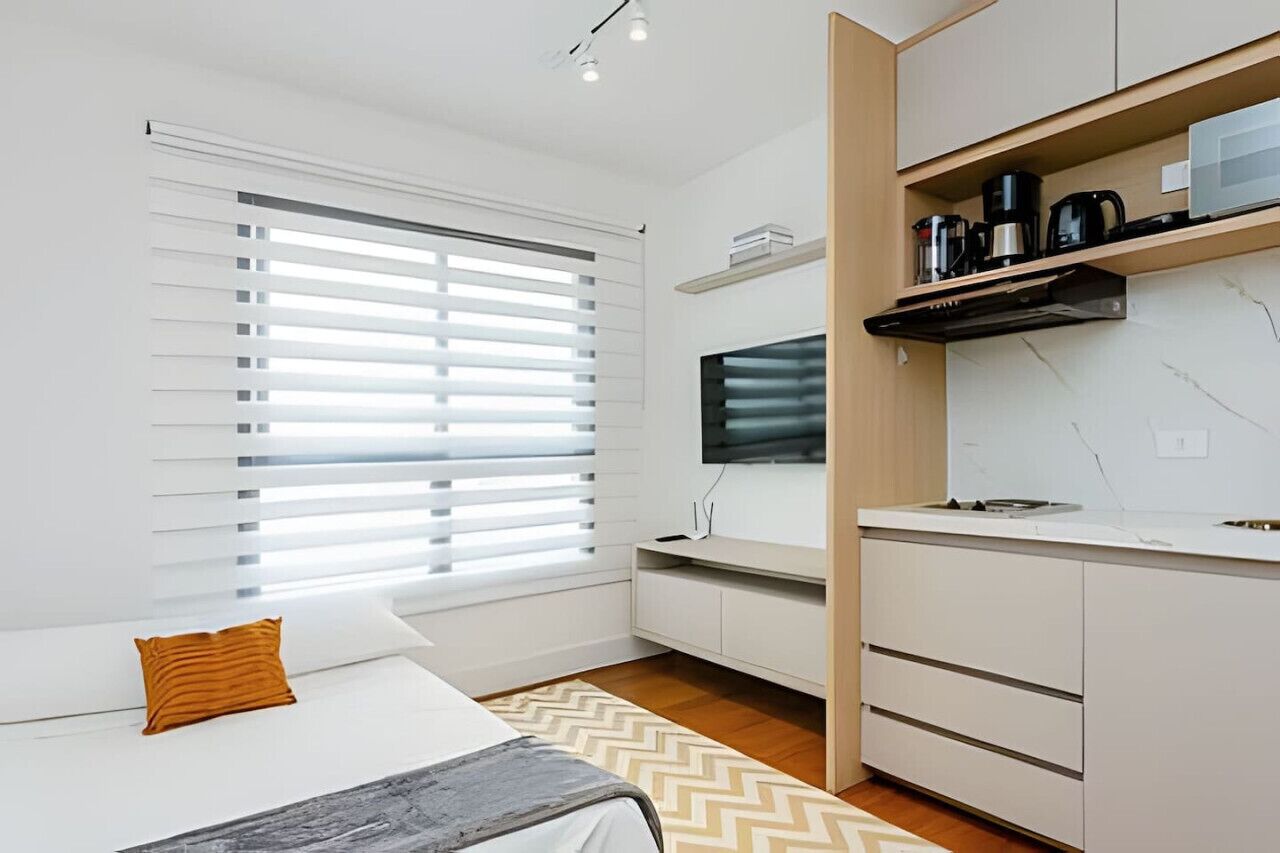 1 quarto, escrivaninha, ferros/tábuas de passar roupa, berço de viagem