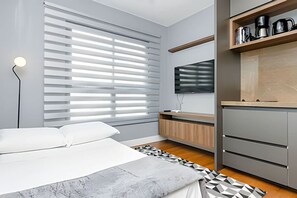 1 chambre, bureau, fer et planche à repasser, lit parapluie