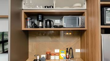 Geladeira, micro-ondas, cooktop, cafeteira/chaleira