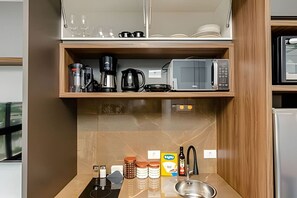 Réfrigérateur, micro-ondes, plaque de cuisson, cafetière/bouilloire