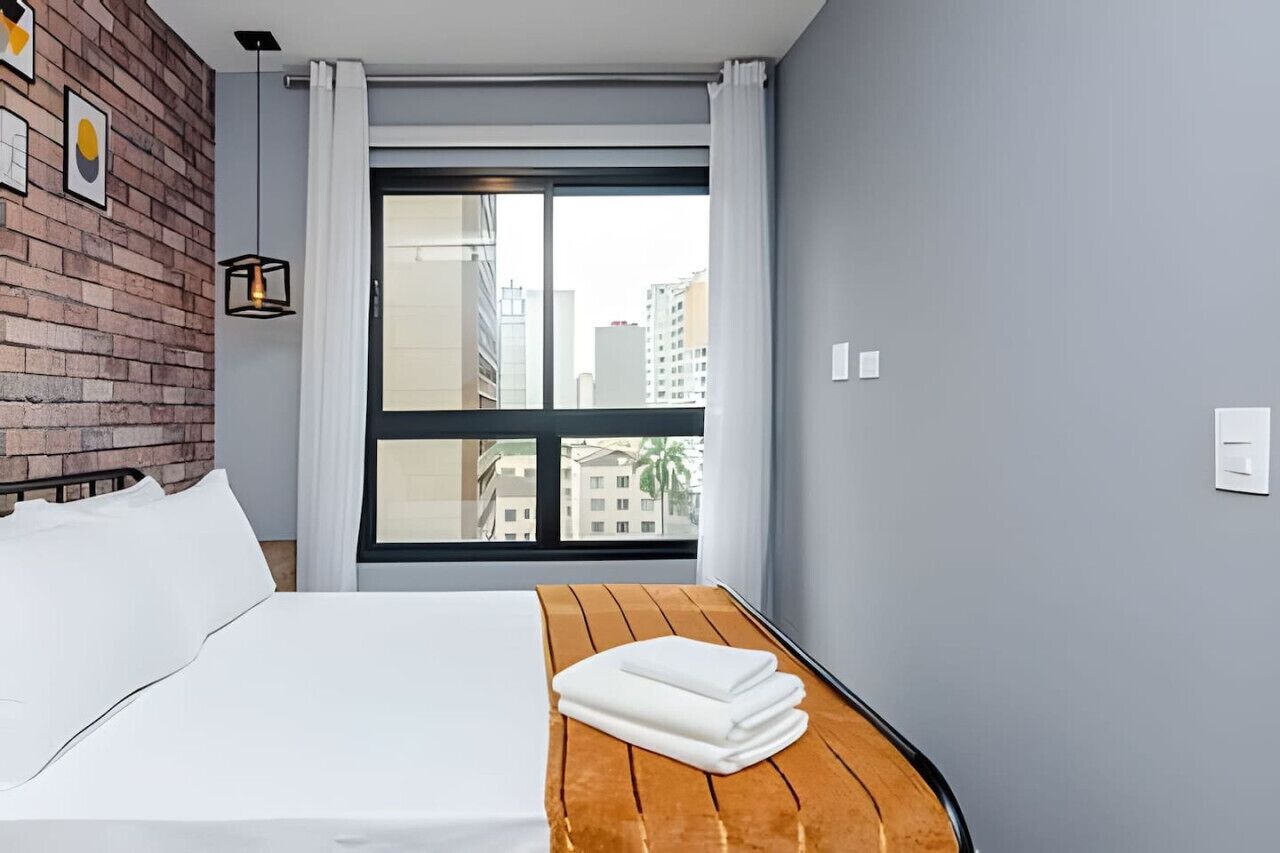 1 chambre, bureau, fer et planche à repasser, lit parapluie