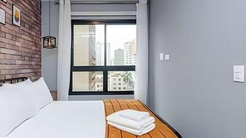 1 chambre, bureau, fer et planche à repasser, lit parapluie