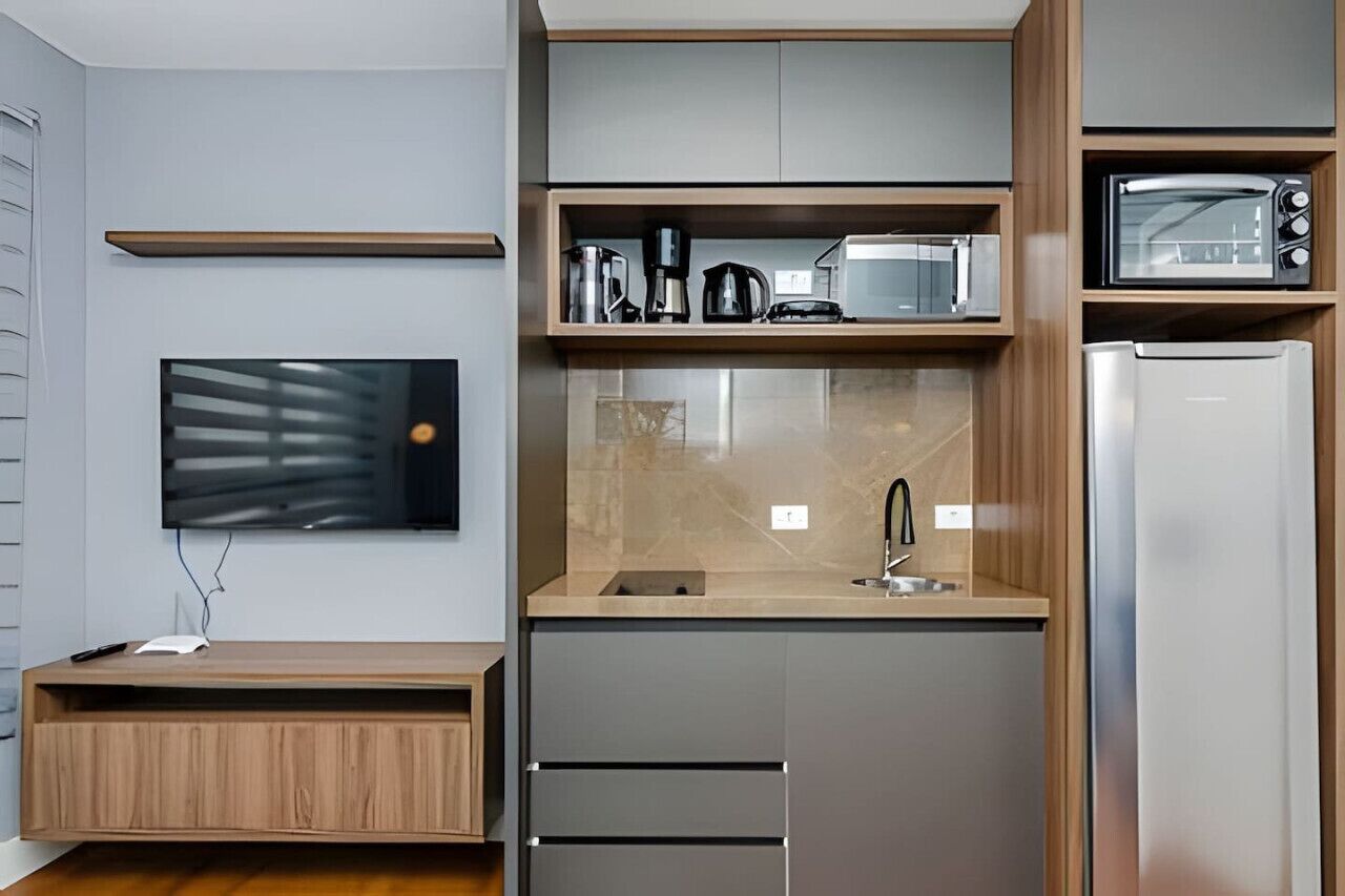 Refrigerador, microondas, placa de cocina, cafetera/tetera