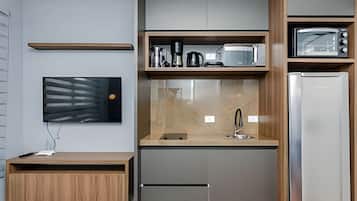 Refrigerador, microondas, placa de cocina, cafetera/tetera