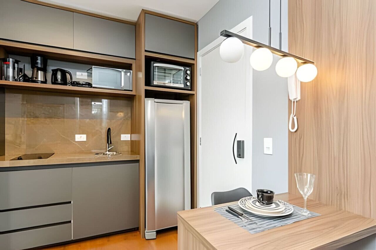 Réfrigérateur, micro-ondes, plaque de cuisson, cafetière/bouilloire