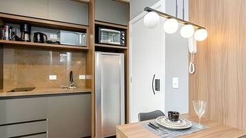 Réfrigérateur, micro-ondes, plaque de cuisson, cafetière/bouilloire