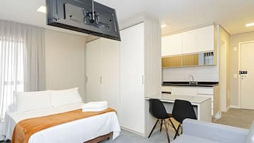 1 habitación, escritorio, tabla de planchar con plancha y cuna de viaje