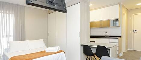 1 quarto, escrivaninha, ferros/tábuas de passar roupa, berço de viagem