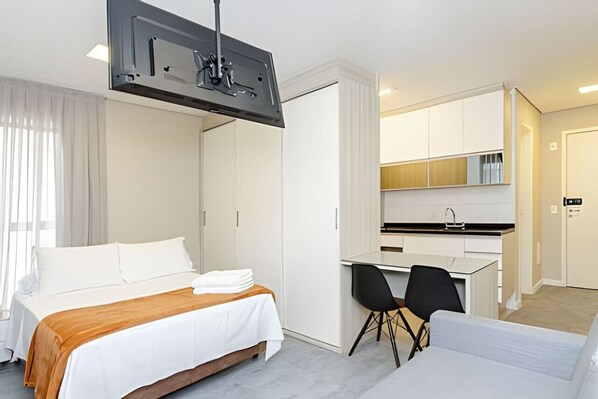 1 habitación, escritorio, tabla de planchar con plancha y cuna de viaje 