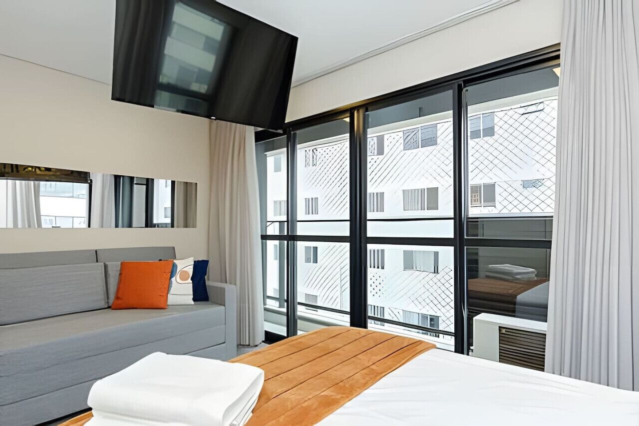 1 quarto, escrivaninha, ferros/tábuas de passar roupa, berço de viagem