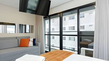 1 dormitorio, escritorio, tabla de planchar con plancha y cuna de viaje