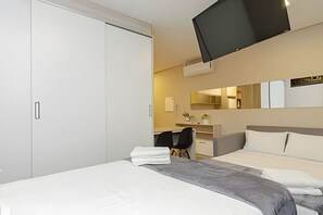 1 soverom, skrivebord, strykejern/-brett og reiseseng for barn