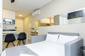 1 chambre, bureau, fer et planche à repasser, lit de bébé portatif