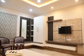 Superior Room | Soundproofing, free WiFi, bed sheets - Hotel Future Inn (Bhopal)