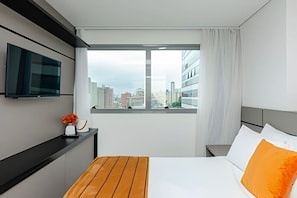 1 bedroom, desk, iron/ironing board, travel crib - Studio Central no Prédio 7Th Avenue, com ar e vaga (Curitiba)