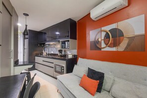 Area de trabalho: escrivaninha preta, cadeiras Eames, Smart TV e vista da cidade - 7th Avenue Studio · 15º andar · Vista e Garagem (Curitiba)