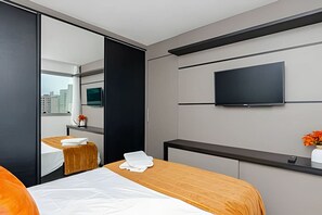 1 habitación, escritorio, tabla de planchar con plancha y cuna de viaje
