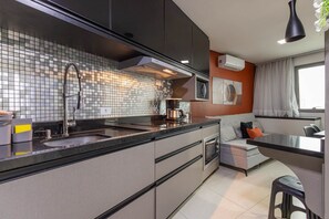 Quarto com cama de casal, roupa de cama branca, almofadas e toalhas incluidas