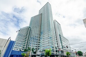 Fachada do Hotel 7th Avenue, a poucos minutos do Shopping Estacao e Batel