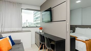 1 dormitorio, escritorio, tabla de planchar con plancha y cuna de viaje