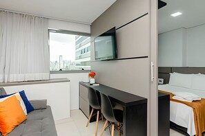 1 bedroom, desk, iron/ironing board, travel crib - Studio Central no Prédio 7Th Avenue, com ar e vaga (Curitiba)